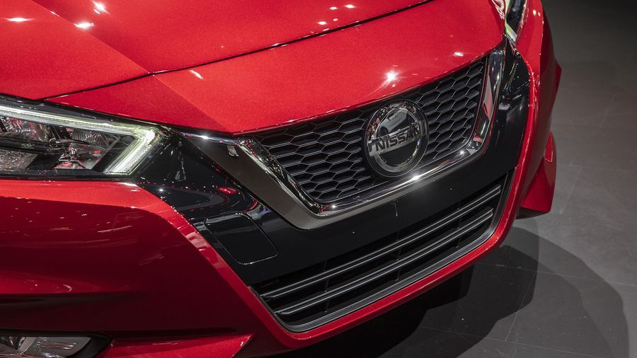 Mặt ca-lăng V-Motion đặc trưng nhà Nissan cứng cáp cùng đường viền chrome sáng bóng cho cảm giác sáng sủa và gọn gàng