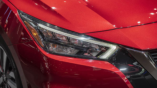 Cụm đèn chiếu sáng trung tâm dạng Led với dải đèn định vị ban ngày hình móc câu ấn tượng