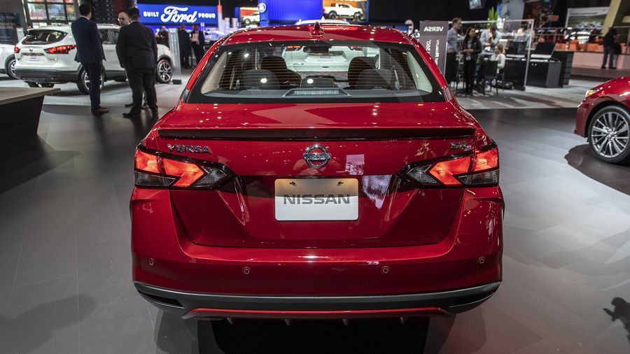 Một phần cột C được sơn đen nối liền với phần cửa tạo cảm giác như chiếc xe dài hơn và thực sự đây cũng chính là điểm nhấn mạnh mẽ của Sunny 2020