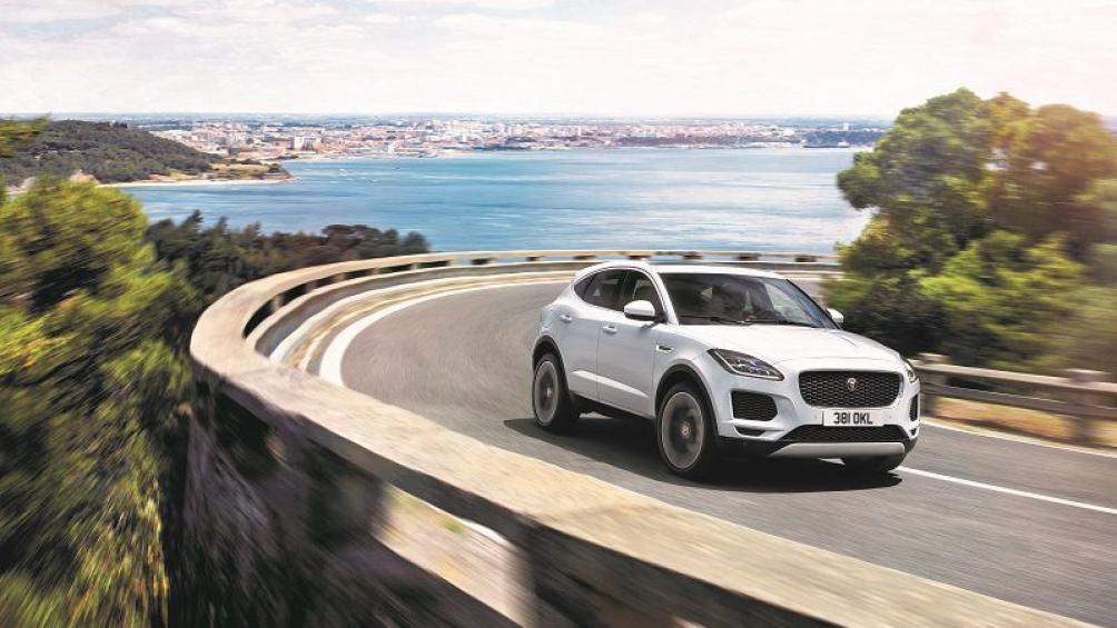 Jaguar E-Pace 2019 có giá bán từ 38.900 USD (khoảng 900 triệu đồng). Tại Việt Nam, Jaguar E-Pace hiện có giá từ 2,699 - 3,289 tỷ đồng.