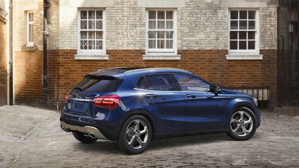 Mercedes-Benz GLA-Class 2019 có giá bán từ 33.950 USD (khoảng 785 triệu đồng). Tại Việt Nam, mẫu xe này có giá từ 1,619 - 2,399 tỷ đồng.