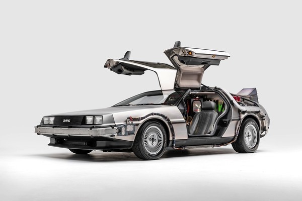 DMC DeLorean từng xuất hiện trong siêu phẩm 'Back to the Future'.