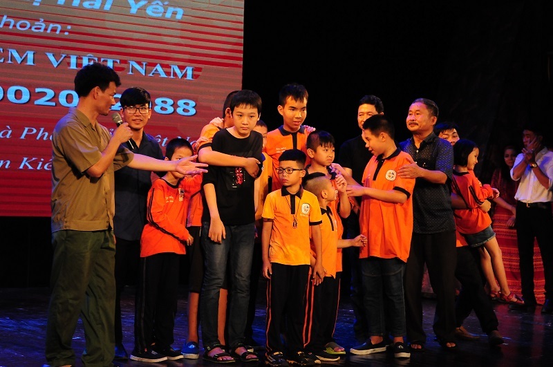 TS. Phan Quốc Việt - Giám đốc Trung tâm phát triển kỹ năng Con người Tâm Việt xúc động cho biết, bản thân ông cũng từng là nạn nhân của TNGT, nhưng là do chính ông tự gây nên. "Tôi rất đồng cảm với chiến dịch này. Tôi cũng từng uống rượu bia rất nhiều nhưng giờ đã hạn chế. Tôi rất mong mọi người hãy hạn chế sử dụng rượu bia", ông Quân chia sẻ.