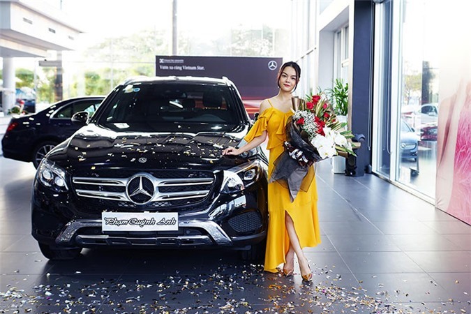 Mercedes-Benz GLC 250 4Matic mà nữ ca sĩ Phạm Quỳnh Anh mới chọn mua có nước sơn ngoại thất màu đen bóng đi kèm các chi tiết mạ crôm
