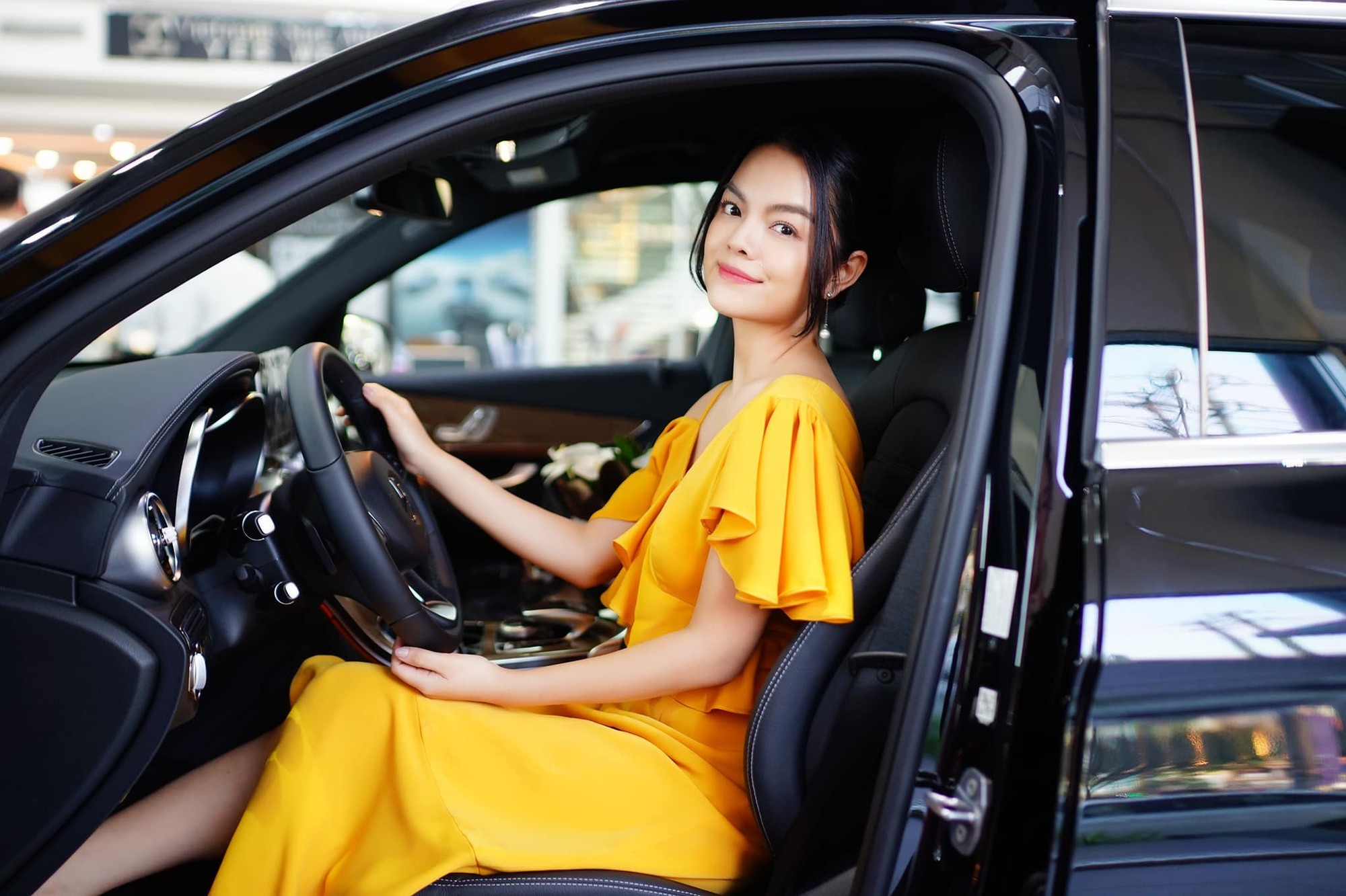 Đuôi xe của Mercedes-Benz GLC 250 4MATIC được thiết kế khá gọn gàng, cụm đèn hậu dạng led được thiết kế mềm mại ôm sát phần góc đuôi xe, cản sau thể thao nổi bật với cặp ống xả đơn đặt đối xứng 2 bên được mạ crom sáng bóng