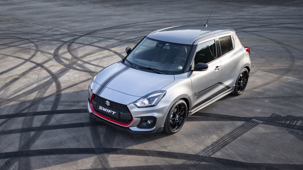 Swift Sport Katana có 2 màu sơn Premium Silver metallic và Super Black Pearl, mỗi màu 15 chiếc