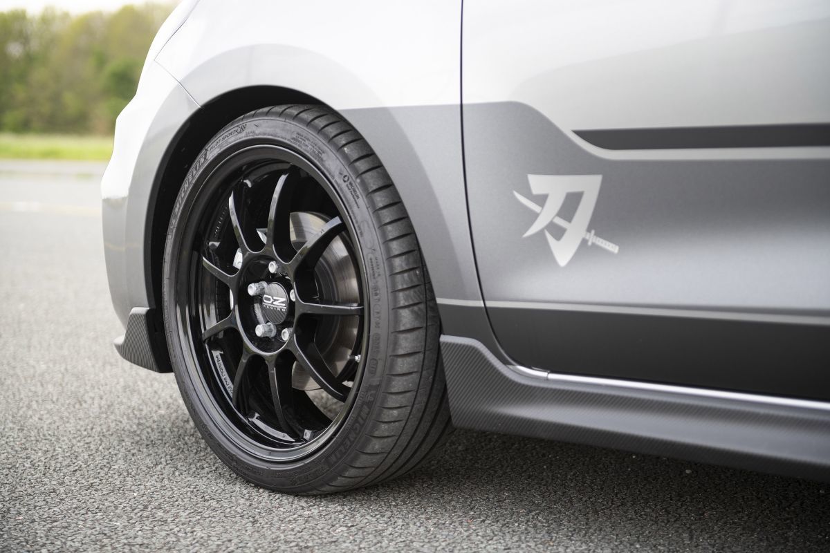 Biểu tượng Katana được gắn ở cửa trước và số serial ở cột C