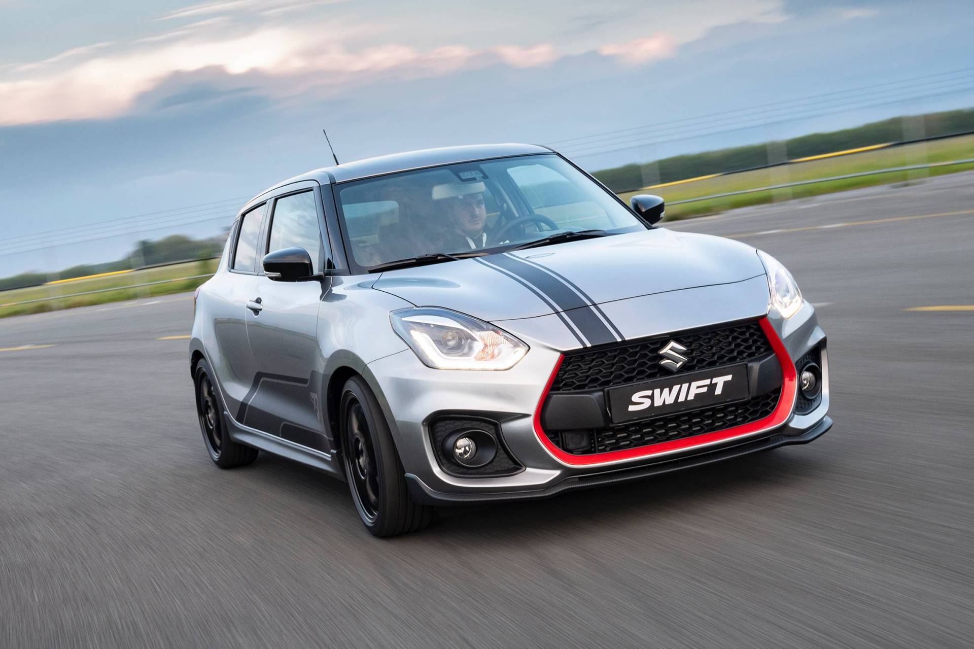Swift Sport Katana được trang bị hệ thống treo HKS Hipermax MAX IV GT có thể điều chỉnh thấp hơn, thanh giằng trong khoang động cơ, mâm hợp kim Alleggerita 18 inch màu đen của OZ đi kèm lốp Michelin Pilot Sport 4 và hệ thống ống xả thể thao Remus được làm từ thép không gỉ