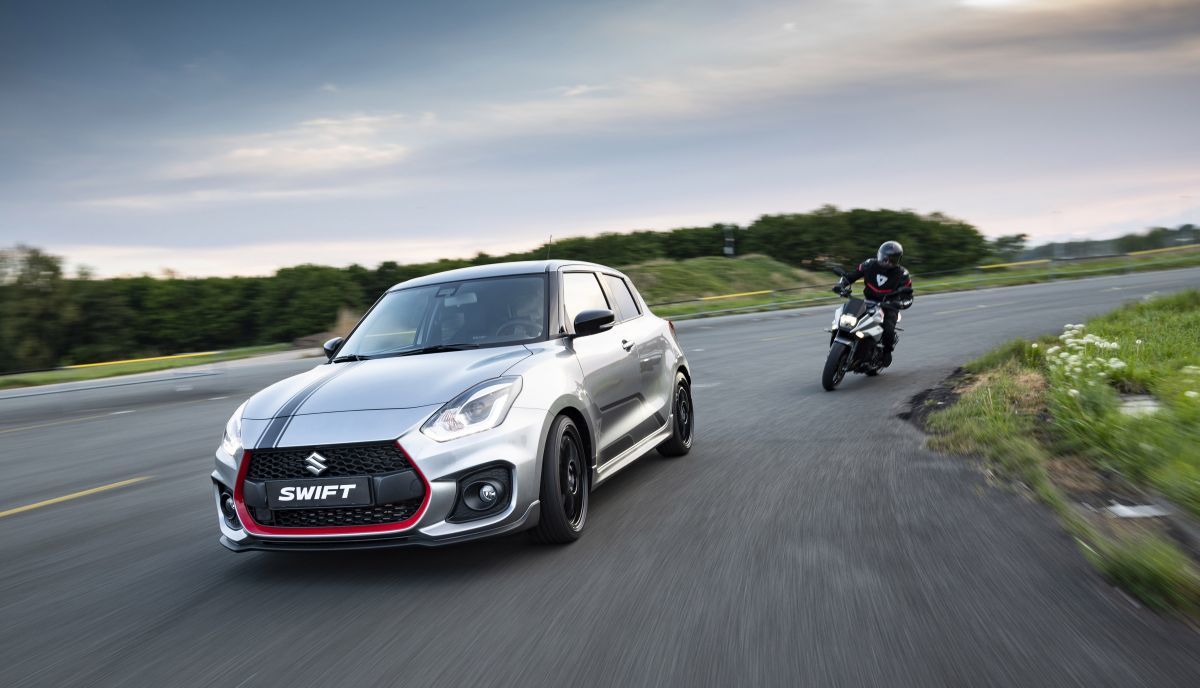 Dưới nắp ca-pô Suzuki Swift Sport Katana là khối động cơ 4 xi lanh tăng áp K14C 1.4 lít cho công suất tối đa 140 mã lực tại vòng tua máy 5.500 vòng/phút và mô-men xoắn cực đại 230 Nm từ 2.500 - 3.500 vòng/phút