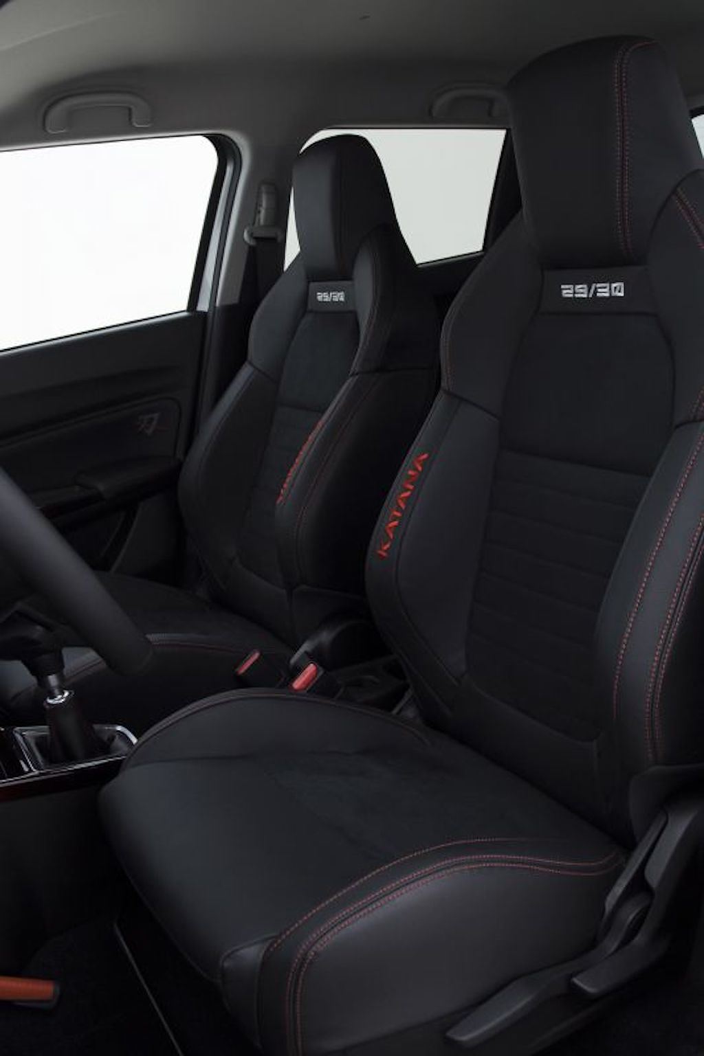 Năng lượng được truyền tới các bánh xe thông qua hộp số sàn 6 cấp và hệ dẫn động cầu trước mang lại khả năng tăng tốc từ 0 – 100 km/h trong 8.1 giây, tốc độ tối đa đạt 210 km/h