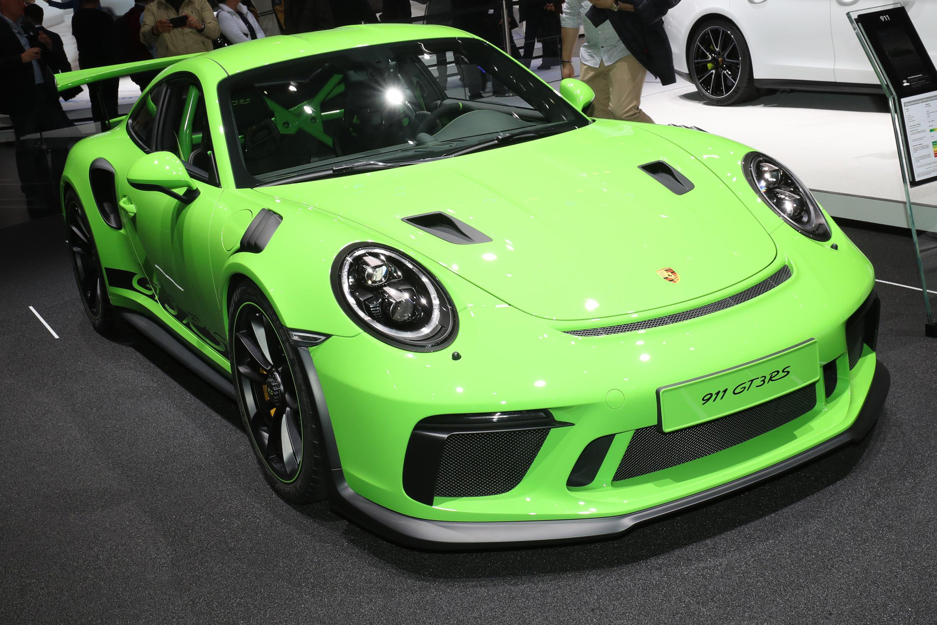 Porsche 911 GT3 RS là phiên bản hiệu suất cao của 911 GT3, xe sở hữu những thay đổi đáng kể về ngoại hình bao gồm cánh gió sau cỡ lớn thể thao hơn và ốp bệ cửa mới