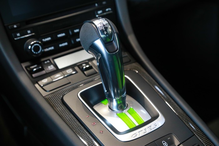 Tại Việt Nam, phiên bản tiêu chuẩn Porsche 911 GT3 RS có giá 13,950 tỷ đồng. Trong khi đó, phiên bản nâng cấp tùy chọn có giá 15,880 tỷ đồng