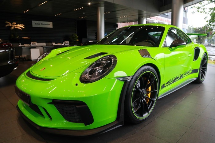 Trái tim của Porsche 911 GT3 RS là khối động cơ hút khí tự nhiên 6 xy-lanh, dung tích 4.0L, cho công suất 520 mã lực tại 8.250 vòng/phút, mô-men xoắn 470 Nm tại 6.000 vòng/phút, kết hợp với hộp số PDK 7 cấp