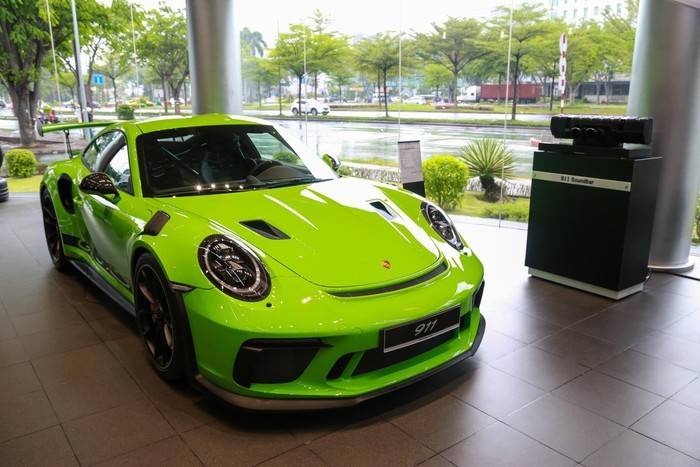 Ngoài ra, Porsche 911 GT3 RS còn được cải thiện khả năng làm mát với các hốc gió ở hông xe, cản sau