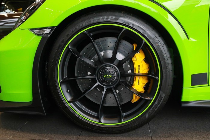 Mâm xe trước kích thước 20 inch trong khi phía sau là 21 inch, hợp kim nguyên khối màu Aurum