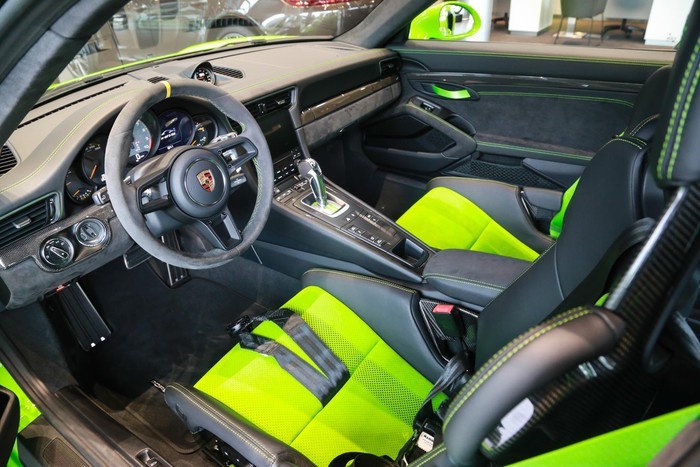 Bên trong nội thất, Porsche 911 GT3 RS mang cảm hứng từ xe đua. Cách bố trí trong khoang cabin tập trung vào người lái