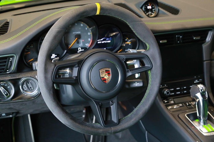Vô lăng thể thao GT3 bọc da lộn Alcantara, tích hợp lẫy sang số phía sau. Mặt đồng hồ và màn hình hiển thị trung tâm 4,6 inch