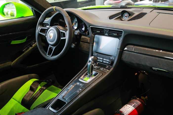 Hệ thống giải trí trên Porsche 911 GT3 RS bao gồm hệ thống âm thanh 8 loa, phần mềm giám sát đường đua của Porsche, kết nối với điện thoại, điều khiển giọng nói, Apple Carplay và Porsche Car Connect