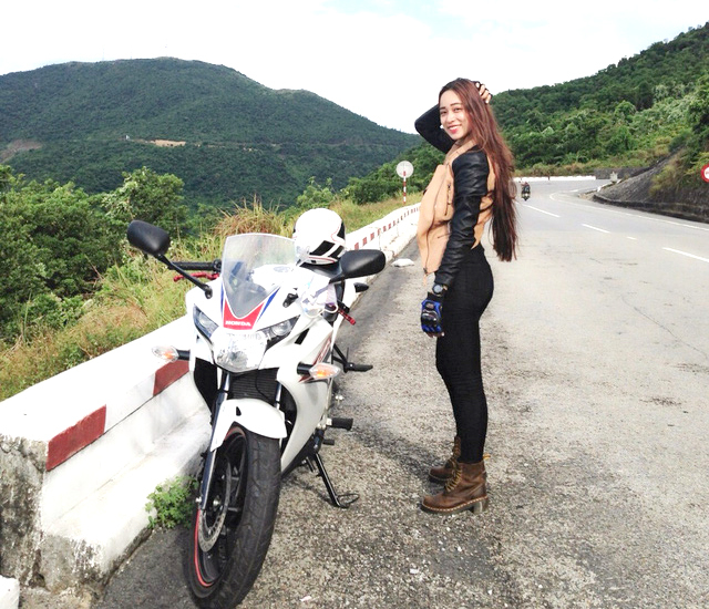 Với vóc dáng cao ráo, nước da trắng ngần hiện nữ biker đến từ Huế thu hút hơn 18 nghìn người theo dõi trên trang mạng xã hội cá nhân, khiến nhiều người phải "thương hoài" hình bóng của cô