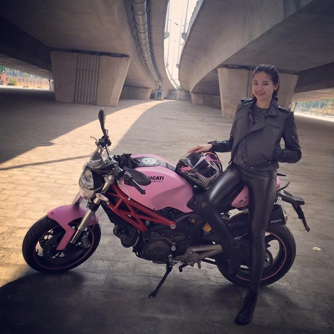 Hạnh Nguyên và Ducati Monster 795 màu “hường”