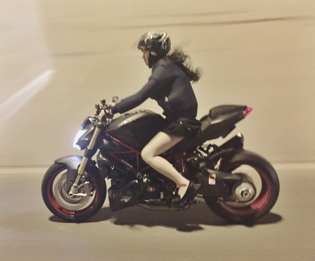 Hiện Kiều Trinh có thể lái chiếc Monter, SF thuộc dòng nakedbike hay những chiếc xe cổ điển dòng Cafe Racer.... Mỗi loại đều mang đến những trải nghiệm khác nhau cho cô nàng
