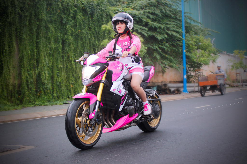 Nữ biker Thanh Tú 20 tuổi cùng chiếc Honda CB1000 Hello Kitty nổi bật