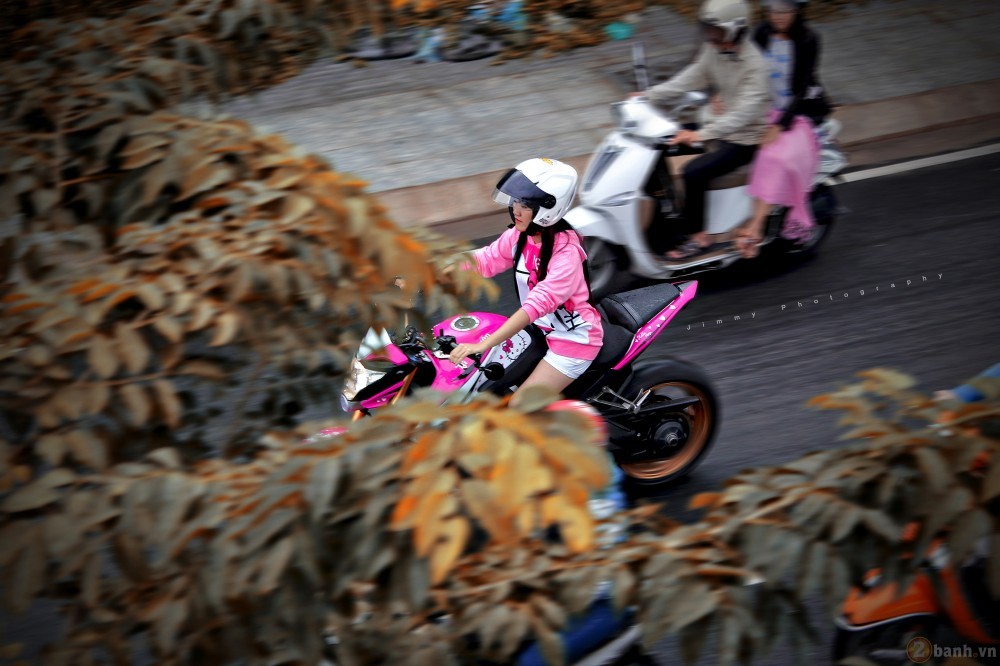 Thanh Tú có tên thật là Nguyễn Lâm Thanh Tú, cô có thể điều khiển thuần thục nhiều chiến mã như: Honda CBR 600RR, Kawasaki Z1000, Yamaha YZF-R1 hay Honda CB1000R trong các nhiệm vụ dẫn đoàn