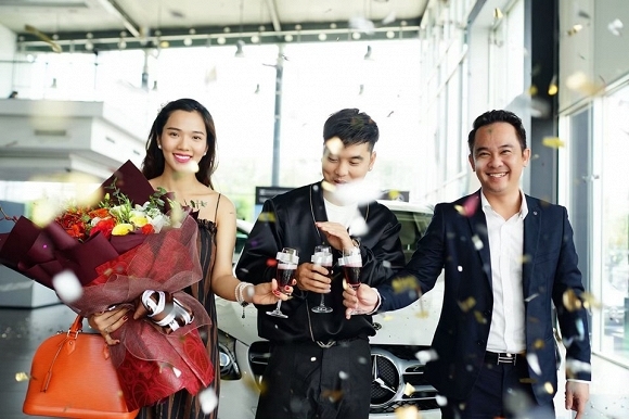 Trên mạng xã hội, ca sỹ Ưng Hoàng Phúc cho hay lý do chọn mua chiếc SUV hạng sang Mercedes-Benz GLC 250 4Matic chỉ đơn giản muốn vợ bầu đi xe được thoải mái hơn