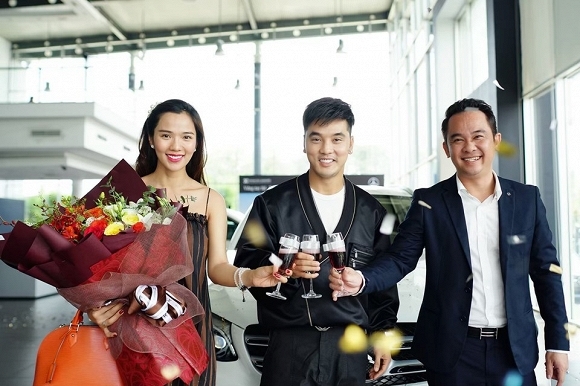 Nam ca sĩ cho hay mình rất hợp phong thủy với màu này, ngoài chiếc xe mới mua thì nam ca sĩ còn có chiếc Toyota Camry cũng mang màu trắng