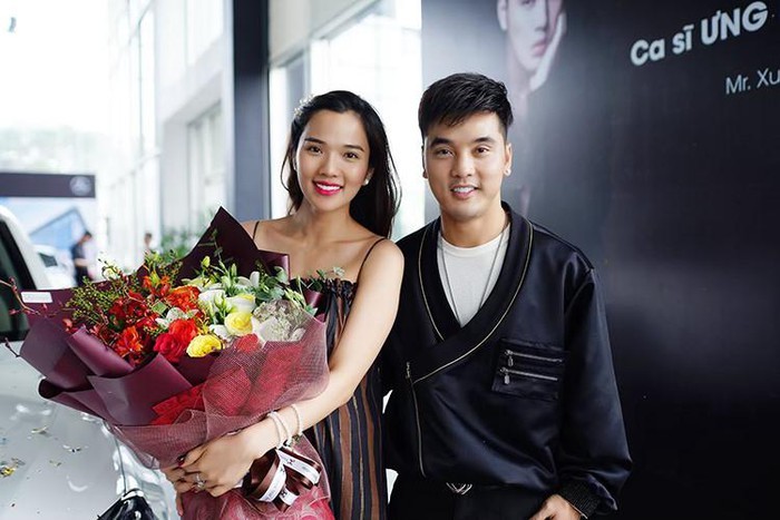 Chiếc Mercedes-Benz GLC 250 4Matic của ca sĩ Ưng Hoàng Phúc mới chọn mua thuộc phiên bản nâng cấp nên có các trang bị mới như la-zăng 19 inch, kính cách nhiệt và đặc biệt là hệ thống âm thanh Burmester 13 loa cao cấp, công suất 590W