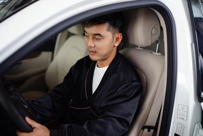 Tuy nhiên, trên bản nâng cấp này, dòng xe Mercedes-Benz GLC 250 4Matic đã bị cắt đi tùy chọn gói Off-Road với 4 chế độ vận hành, dành cho đường trơn trượt, đường gồ ghề, đường dốc và kéo thùng phía sau