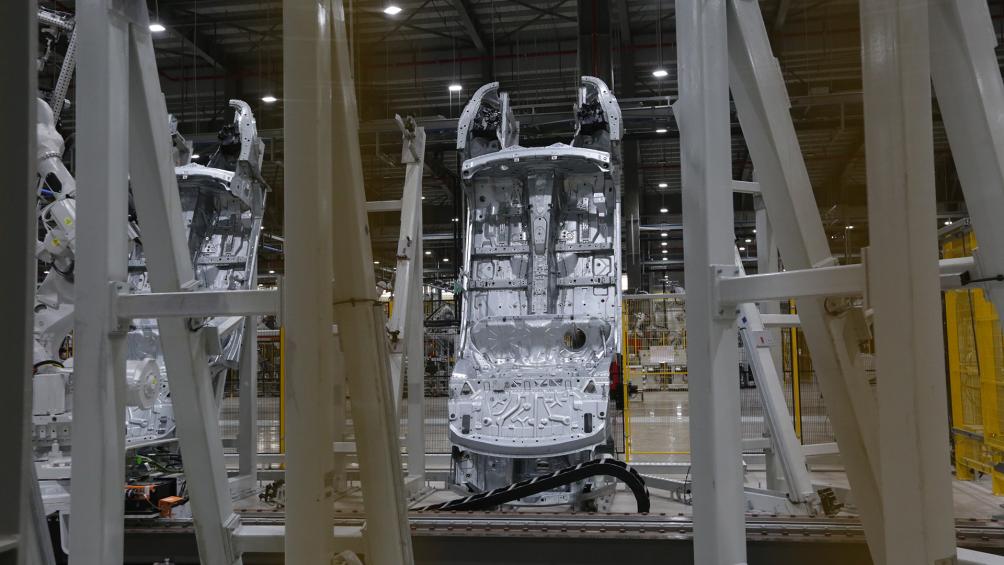 Xưởng dập với việc giám sát quy trình sản xuất theo công nghệ của công ty SCHULER (CHLB Đức), các dữ liệu về các thông số kỹ thuật của nhà máy Dập được thu thập trực tuyến (online) trong quá trình sản xuất từ các thiết bị lắp đặt trong dây chuyền