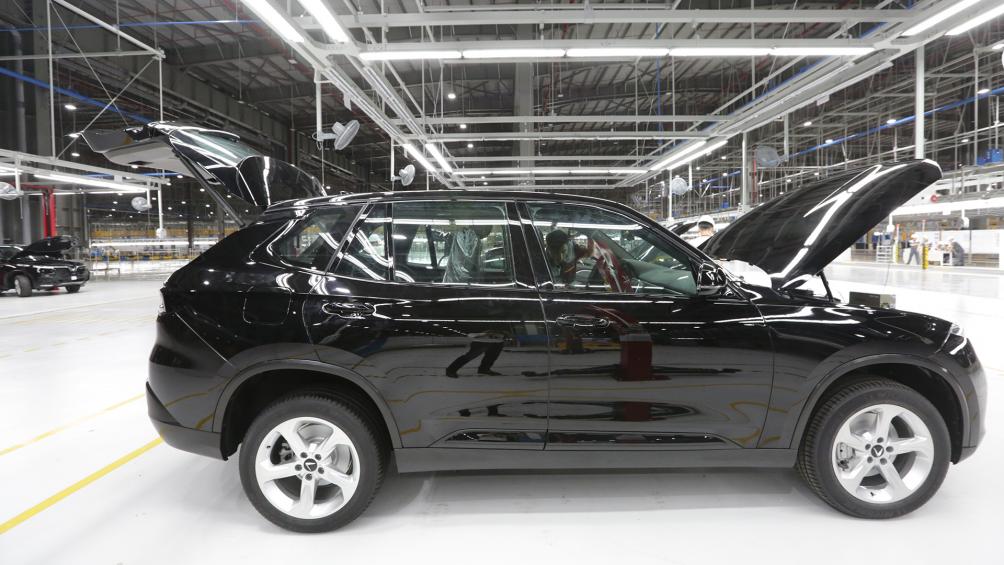 Xe VinFast được di chuyển đến nơi lưu kho và được các kỹ sư kiểm tra những chi tiết cuối cùng