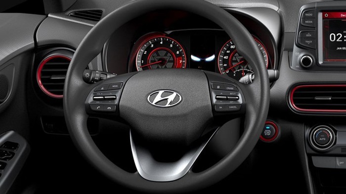 Trên bảng điều khiển trung tâm có chữ ký của Tony Stark