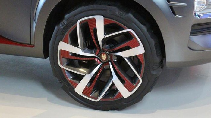 Cách phối này cũng áp dụng cho bộ mâm đúc hợp kim 18inch nan kép, kèm chụp mâm là hình ảnh nhân vật Iron Man