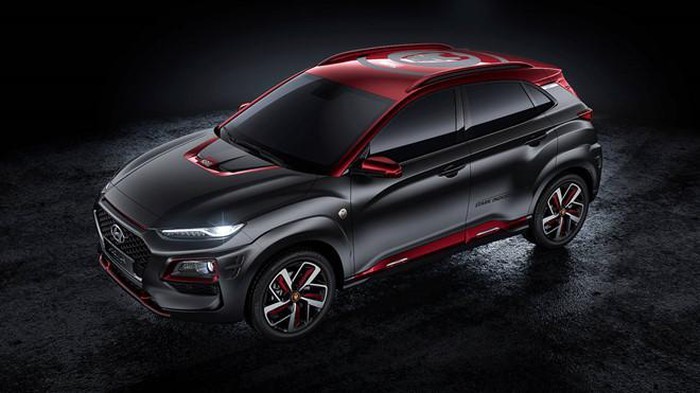 Trên thị trường quốc tế, Hyundai Kona Iron Man Edition 2019 có giá bán 31.595 USD đối với phiên bản dẫn động cầu trước và 32.995 USD đối với bản dẫn động tất cả bánh xe, tương đương 726-759 triệu đồng
