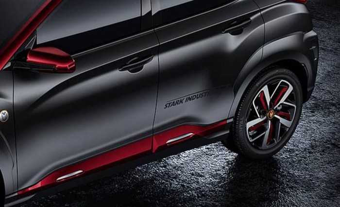 Bên cạnh đó, nhiều decal và miếng ốp liên quan tới Iron Man xuất hiện trên xe