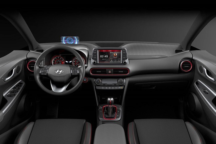 Tương tự ngoại thất, nội thất xe Kona phiên bản Người Sắt cũng có hai tông màu đen đỏ làm chủ đạo