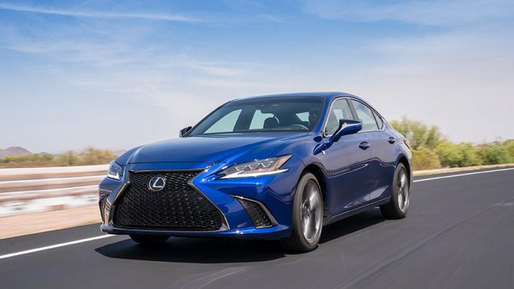 Lexus ES 2019: Mẫu xe này hiện đang được phân phối chính hãng tại Việt Nam với giá bán 2,499 tỷ đồng.