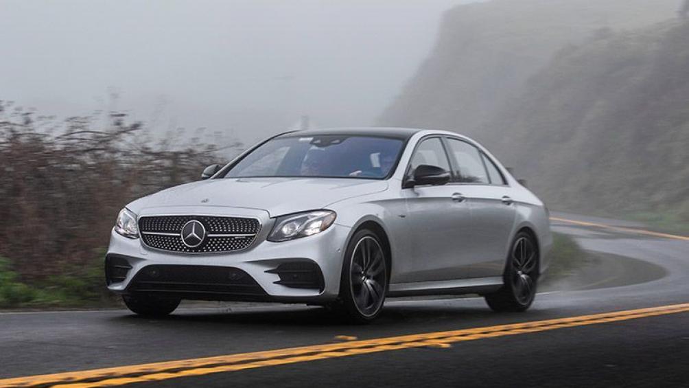 Mercedes-Benz E-Class 2019: Mẫu xe này hiện đang được phân phối chính hãng tại Việt Nam với giá bán từ 2,099 - 2,479 tỷ đồng.