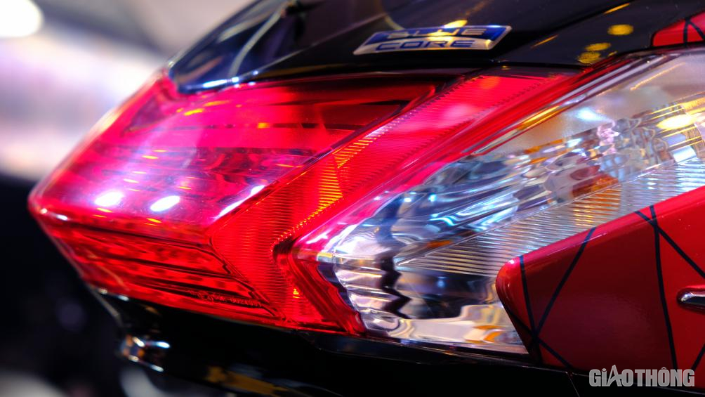 Phía đuôi xe, đèn hậu và xi-nhan được thiết kế hiện đại, bắt mắt.