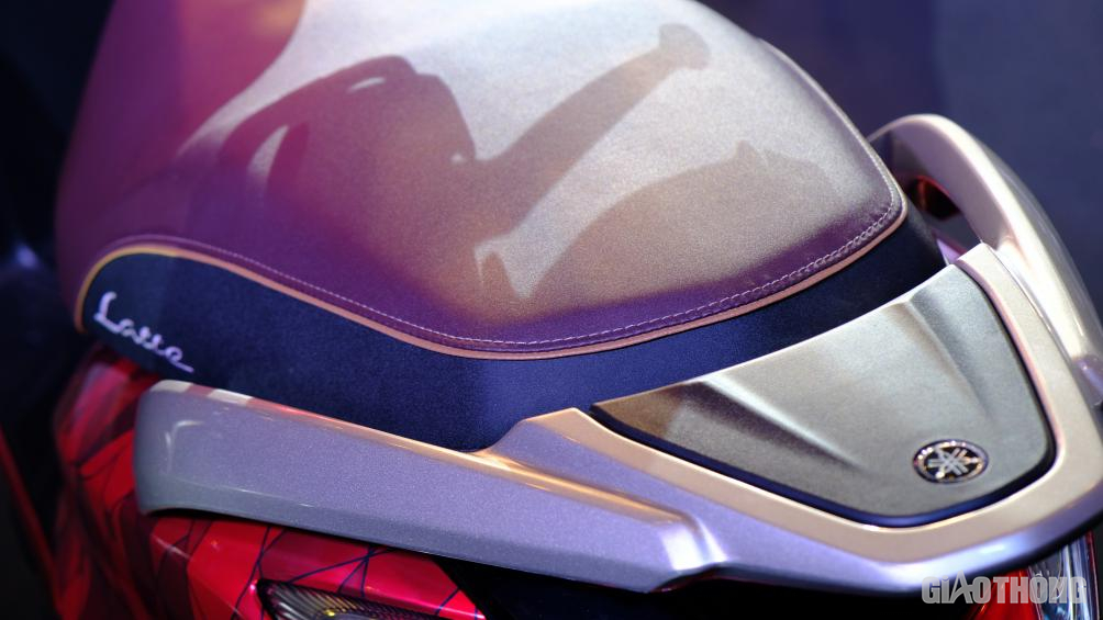 Đặc biệt, thanh baga cũng được thiết kế mới với mặt trên của thanh nắm tay thấp hơn vừa phải so với phần yên xe sau tạo độ cân bằng lý tưởng khi chở thêm người ngồi sau. Bên cạnh đó, đuôi của Yamaha Latte tương đối nhẹ, giúp chị em phụ nữ dễ dịch chuyển đuôi xe khi cần thiết.