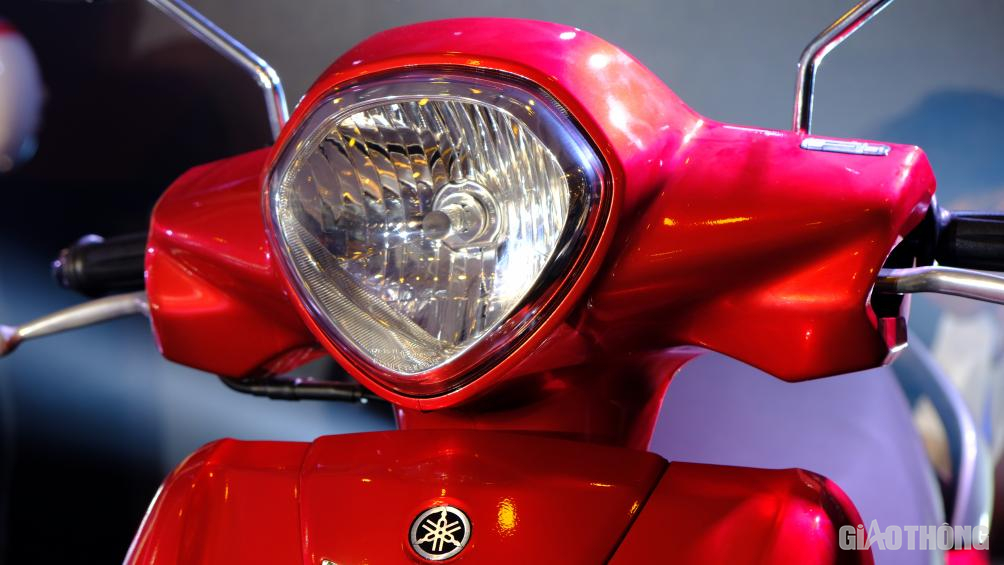 Phần đầu xe, thiết kế đèn chiếu sáng, sử dụng bóng halogen mang đường nét quen thuộc của mẫu xe Grande, đang được nhiều khách hàng nữ ưa chuộng.