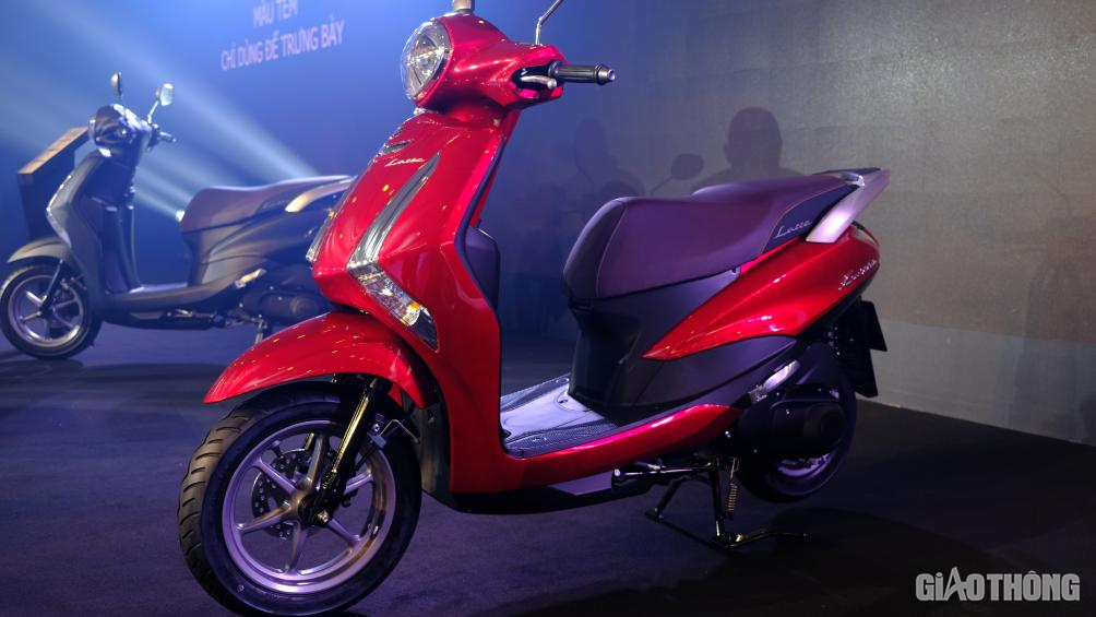 Yamaha Latte là sự kết hợp giữa những đường cong mềm mại và chi tiết thiết kế sang trọng, dựa trên nền tảng ngôn ngữ thiết kế Châu Âu vốn là đặc trưng trong thiết kế của các dòng xe ga Yamaha dành cho phái đẹp.