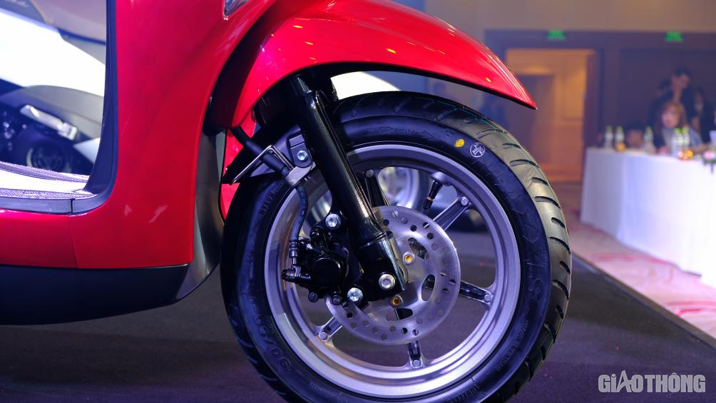 Yamaha Latte sử dụng phanh đĩa trước, phanh tang trống phía sau. Công nghệ chống bó cứng phanh ABS không xuất hiện trên mẫu xe này.