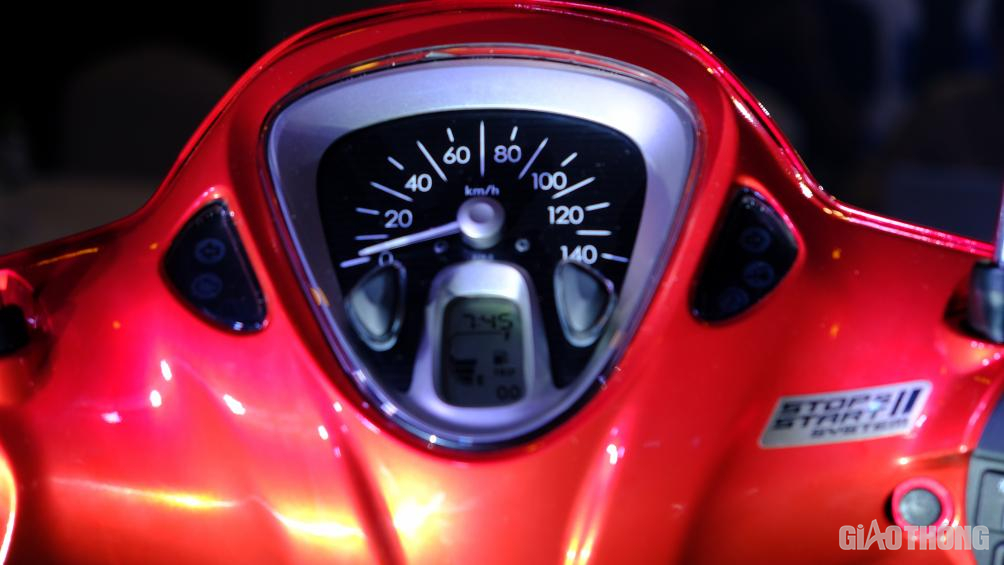 Điểm nhấn thiết kế của Yamaha Latte còn thể hiện ở mặt đồng hồ điện tử LCD hiện đại, được sắp xếp khoa học, sắp xếp đơn giản, dễ đọc giúp người lái kiểm soát tốt hành trình và lượng nhiên liệu tiêu thụ.