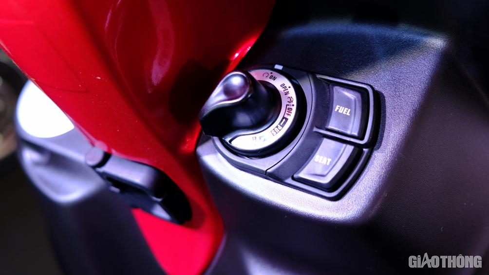 Hệ thống khóa thông minh (Smart Key) và hệ thống định vị thông minh trên những mẫu xe tay ga đắt tiền cũng được mang lên Yamaha Latte