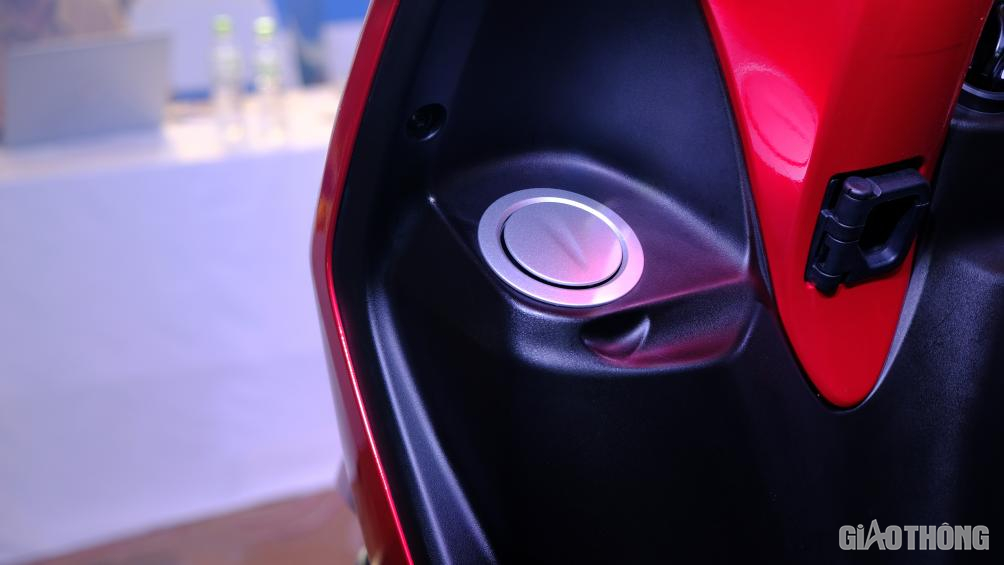 Nắp bình xăng được đặt đối xứng với cụm khóa điện, mở dễ dàng bằng ổ khóa chính đa năng, do vậy có thể đổ xăng một cách đơn giản và tiện lợi mà không phải bước xuống xe hay mở yên.