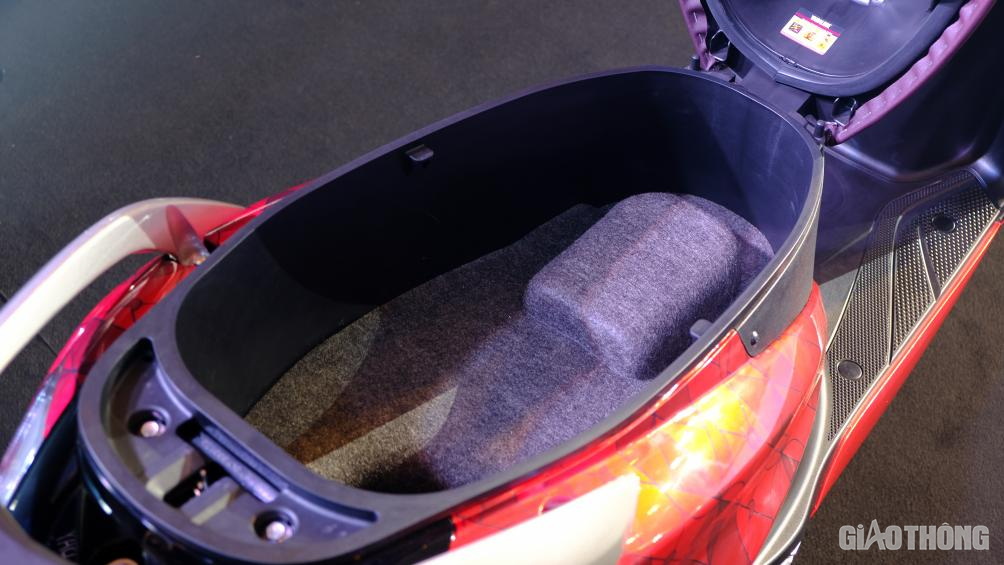 Đặc biệt, xe được trang bị cốp chứa đồ siêu rộng với thể tích lên đến 37 lít., tương tự như Honda LEAD. Cốp xe rộng là một tiêu chí mà nhiều chị em phụ nữ khi mua xe lựa chọn.