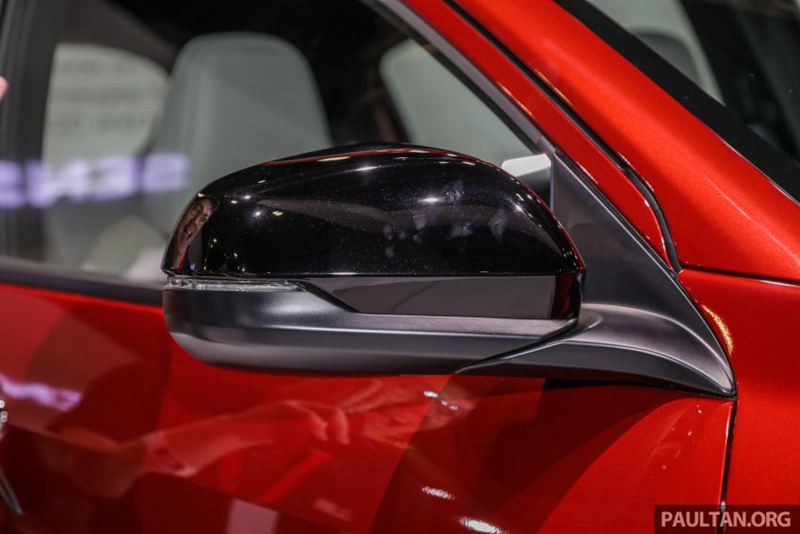 Ngoài ra, tay nắm cửa được hoàn thiện bằng crôm tối màu trong khi biển số xe được trang trí bằng crôm đen